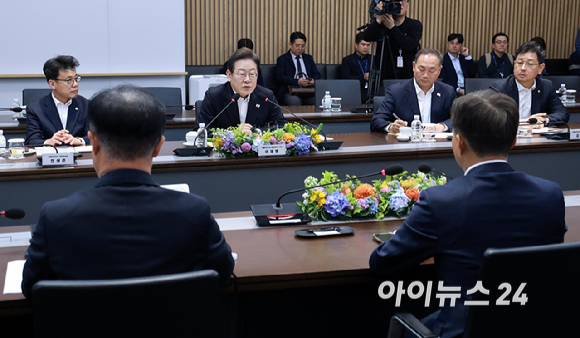 이재명 더불어민주당 대선 후보가 28일 오후 경기도 이천시 SK하이닉스 이천캠퍼스에서 열린 'K-반도체' AI메모리반도체 기업 간담회에 참석해 모두발언을 하고 있다. [사진=국회사진취재단]