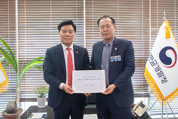 김영일 군산시의장이 김경안 새만금개발청장에게 건의문을 전달하고 있다. [사진=군산시의회 ]