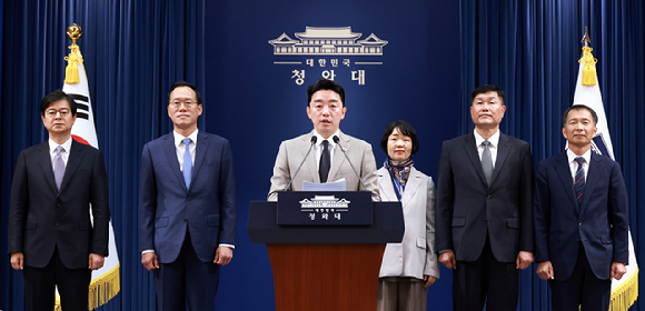 강훈식 비서실장이 21일 청와대 기자회견장에서 이재명 대통령이 새로 임명한 참모들과 인사 관련 브리핑을 하고 있다. 왼쪽부터 홍보소통수석 성기홍 전 연합뉴스 사장, 민정수석비서관 한찬식 김앤장법률사무소 변호사, 강 비서실장, 사회수석비서관 김경자 우석대 객원교수, 국가안보실 1차장 강건작 대통령직속 미래국방전략위원회 위원, 국가안보실 3차장 송기호 경제안보비서관. 2026.6.21 [사진=연합뉴스]