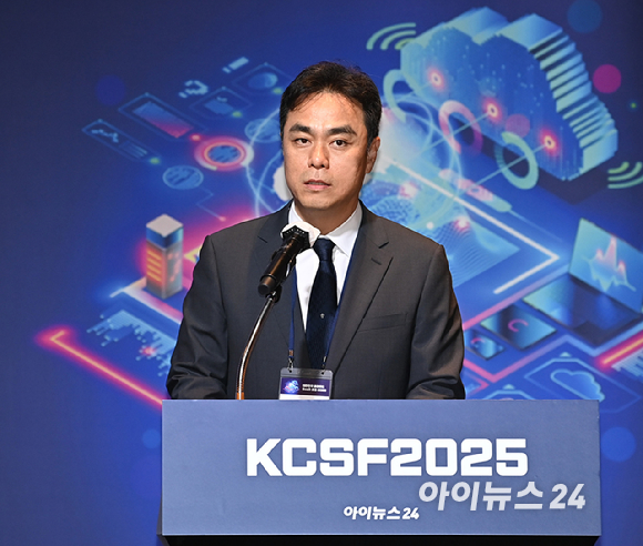 클라우드 기술 혁신의 현재와 미래를 점검하는 '대한민국 클라우드/SaaS 포럼 2025'(KCSF 2025)이 30일 서울 여의도 FKI타워 그랜드 볼룸에서 열렸다. 최지웅 한국클라우드산업협회 회장이 축사를 하고 있다. [사진=곽영래 기자]