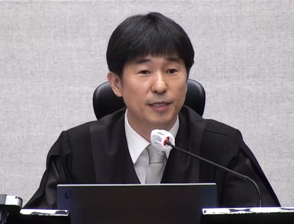 윤석열 전 대통령이 19일 서초구 서울중앙지방법원에서 열린 12&middot;3 비상계엄 관련 내란 우두머리 혐의 1심 선고공판에 출석해 있다. 이날 서울중앙지법 형사합의25부(지귀연 부장판사)는 윤 전 대통령에게 무기징역을 선고했다. 2026.2.19 [서울중앙지법 제공. 재판매 및 DB 금지] [사진=서울중앙지법 / 연합뉴스]