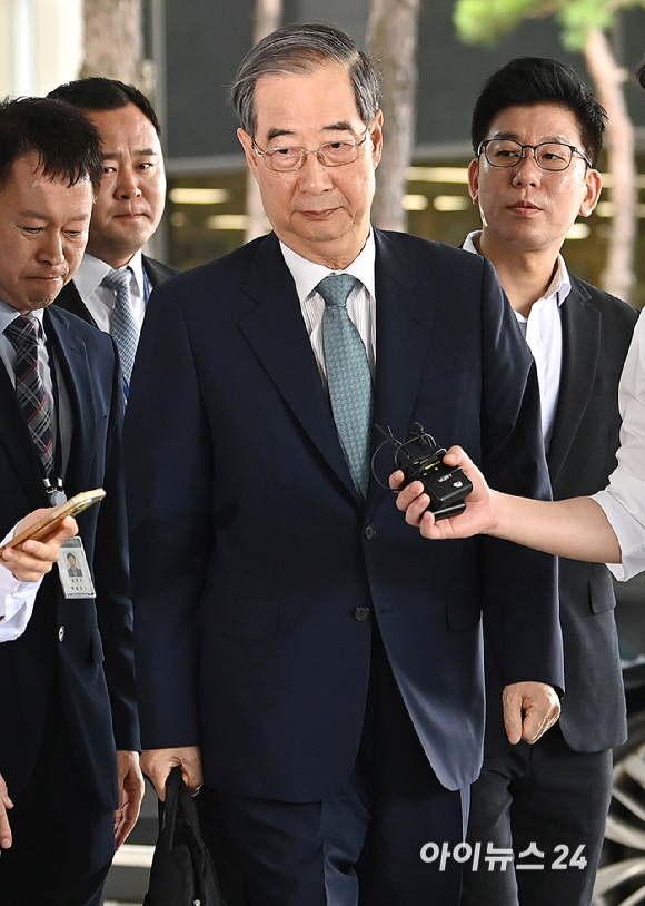 한덕수 전 총리가 19일 오전 서울 서초구 서울고검에 마련된 내란 특검팀(특별검사 조은석) 사무실에 조사를 받기 위해 출석하고 있다. [사진=곽영래 기자]