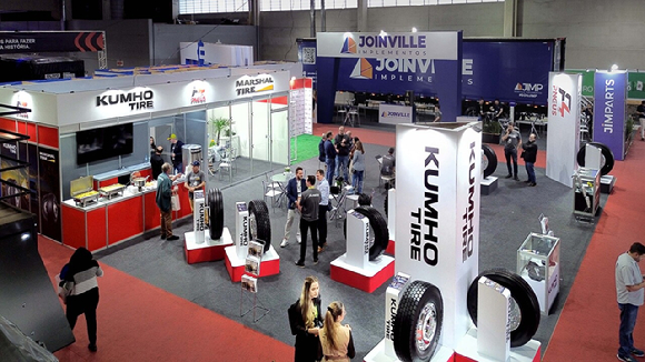 (가운데)임승빈 금호타이어 영업총괄 부사장과 회사 관계자들이 중남미 12개국 17개 주요 딜러사 관계자와 파나마 파나마시티에서 열린 '2025 중남미 마샬 딜러 컨벤션' 행사에서 기념촬영하고 있다. [사진=금호타이어]