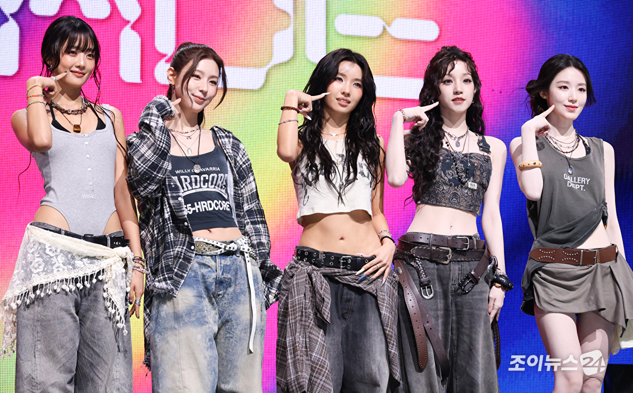 그룹 아이들이 6일 오후 서울 광진구 광장동 예스24라이브홀에서 진행된 아이들(i-dle) 아홉 번째 미니 앨범 '위 메이드'(We made) 발매 기념 쇼케이스에 참석해 포즈를 취하고 있다. [사진=문수지 기자]