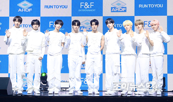 그룹 아홉(AHOF)&nbsp;세 번째 미니 앨범 'RUN TO YOU(런 투 유)' 발매 기념 쇼케이스가 8일 오후 서울 광진구 광장동 예스24라이브홀에서 열렸다.&nbsp;아홉이 포토타임을 갖고 있다. [사진=정소희 기자]