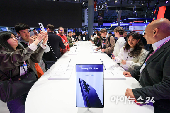 2일(현지시간) 스페인 바르셀로나 피라 그란 비아 전시장에서 열린 '모바일 월드 콩그레스(MWC)2026'에서 삼성전자 갤럭시 부스를 찾은 참가자들이 갤럭시S26 울트라를 체험 하고 있다. 2026.03.02 [사진=바르셀로나=사진공동취재단]