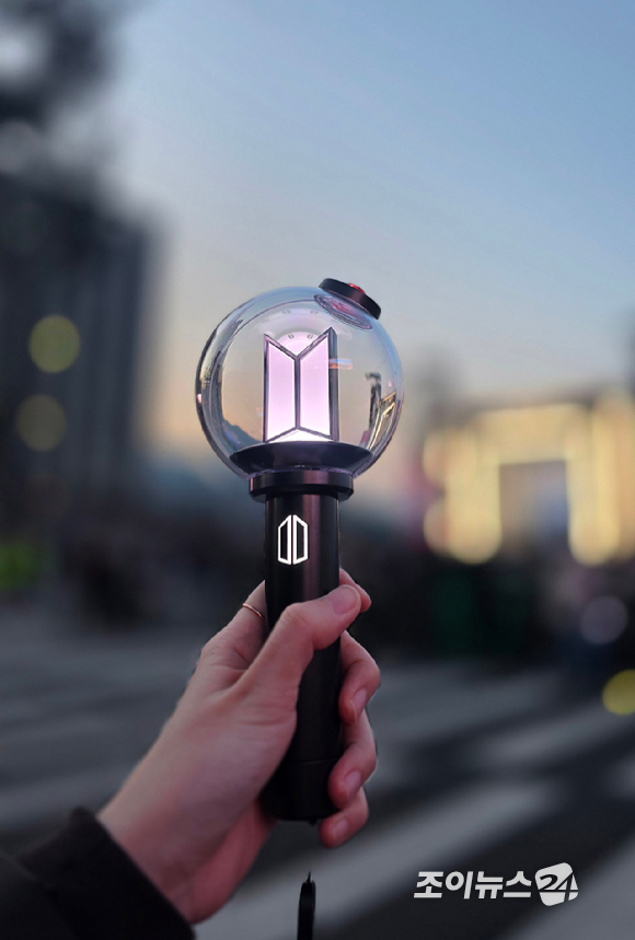 방탄소년단 'BTS 컴백 라이브: ARIRANG' 공연이 21일 오후 서울 종로구 광화문 광장에서 열리는 가운데 현장이 인파로 북적이고 있다. [사진=정지원 기자]