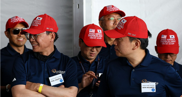 이재명 대통령과 김동관 한화그룹 부회장(왼쪽 세번째)이 26일(현지시간) 미국 필라델피아의 한화 필리조선소에서 열린 '스테이트 오브 메인'호 명명식에서 국기에 경례하고 있다. [사진=연합뉴스]