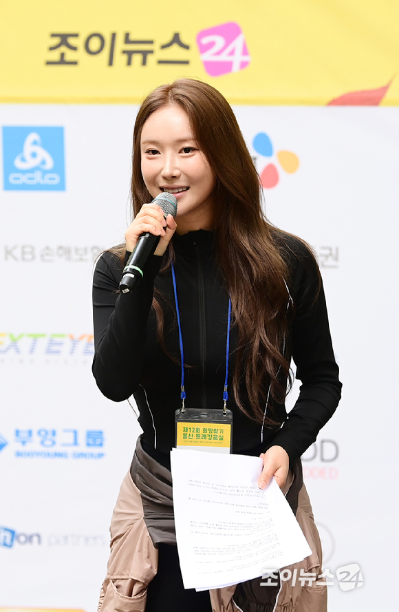 그룹 브브걸(BBGIRLS) 민영이 25일 서울 강북구 우이동 북한산국립공원 우이분소(백운천 휴게공간)에서 열린 '브브걸 민영과 함께 하는 팬트레킹-제12회 희망찾기 등산·트레킹 교실' 개막행사에서 팬들과 함께하는 텀블러 티타임 토크 시간을 갖고 있다. [사진=정소희 기자]