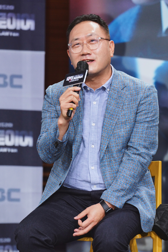이용석 감독이 3일 온라인으로 진행된 MBC 새 금토드라마 '닥터로이어' 제작발표회에 참석하고 있다. [사진=MBC]