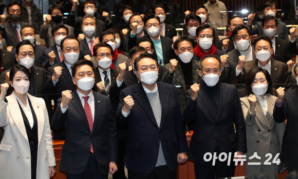 국민의힘 윤석열 대선 후보가 6일 오전 서울 여의도 국회에서 열린 국민의힘 의원총회에서 파이팅을 외치고 있다. [사진=김성진 기자]