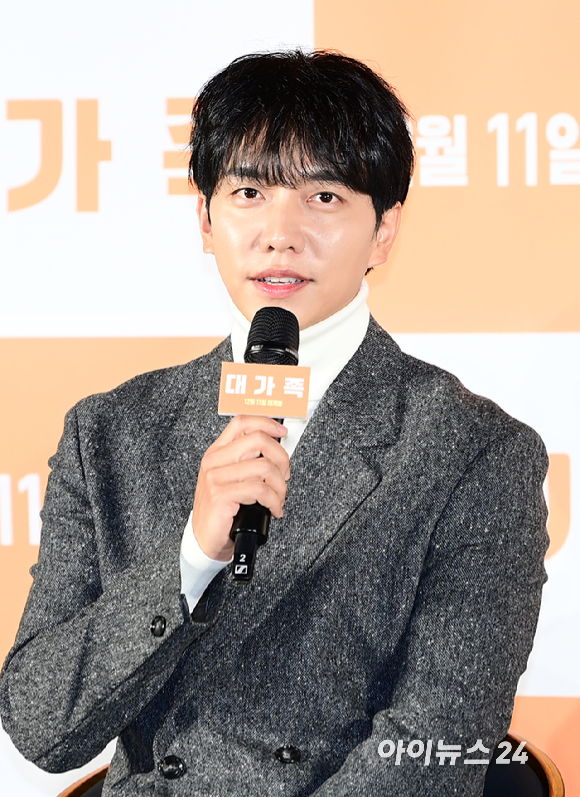 가수 겸 배우 이승기가 장인의 기소 사실을 알리면서 처가와 인연을 끊겠다고 밝혔다. 사진은 이승기가 지난해 11월 12일 오전 서울 광진구 롯데시네마 건대입구에서 열린 영화 '대가족'(감독 양우석) 제작보고회에 참석한 모습. [사진=정소희 기자]