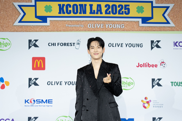 배우 임시완이 지난 1일(현지시간)부터 3일까지 미국 로스앤젤레스 크립토닷컴 아레나에서 열린 K-팝 팬&아티스트 페스티벌 '케이콘 엘에이 2025(KCON LA 2025)' 레드카펫 행사에 참석해 포즈를 취하고 있다. [사진=CJ ENM]