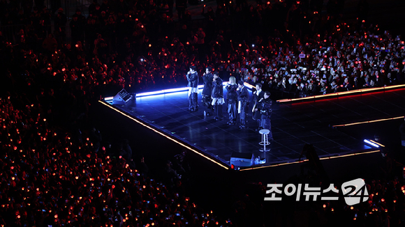 방탄소년단(BTS)이 21일 서울 광화문광장에서 컴백 기념 공연인 'BTS 컴백 라이브: 아리랑'을 펼치고 있다. [사진=사진공동취재단]
