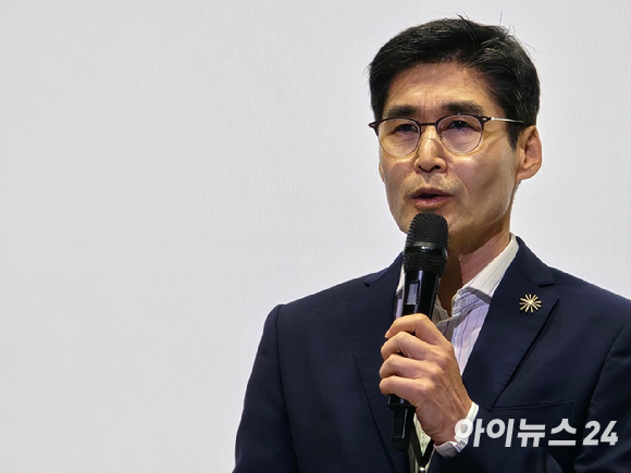 크리스 차우리 앤트로픽 인터내셔널 총괄이 17일 오후 서울 여의도 콘래드 호텔에서 열린 앤트로픽 서울 오피스 출범 기자간담회에서 취재진 질의를 경청하고 있다. [사진=안세준 기자]