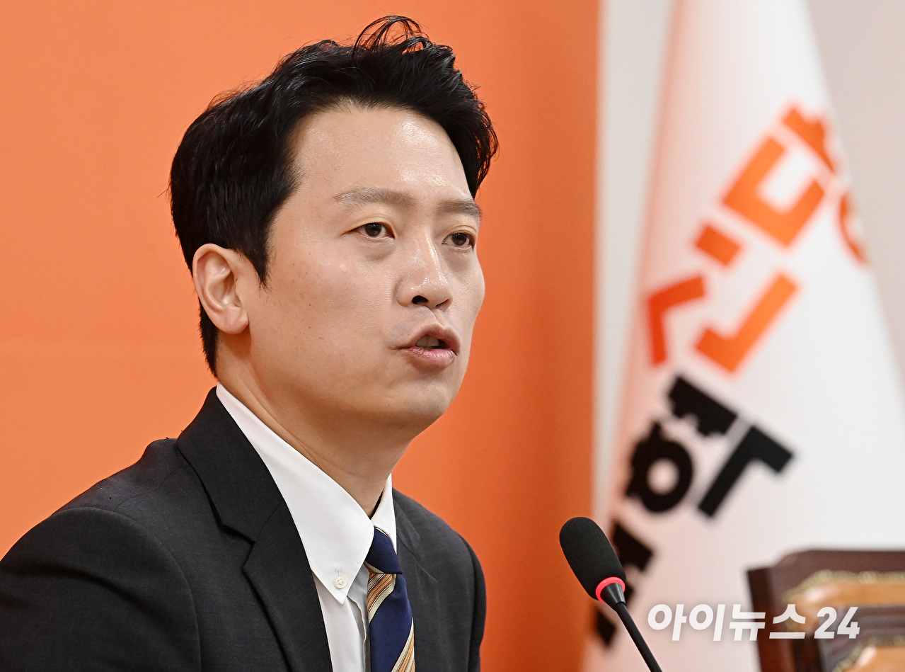 이기인 개혁신당 비상대책위원장이 17일 서울 여의도 국회에서 첫 번째 쇄신안 발표를 하고 있다. [사진=곽영래 기자]