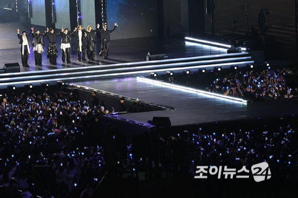 방탄소년단(BTS)이 21일 오후 서울 광화문 광장에서 정규 5집 '아리랑(ARIRANG)' 앨범 발매를 기념해 컴백 무대를 선보이고 있다.[사진=사진공동취재단]