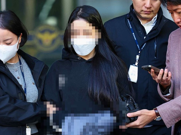 강남에서 8중 추돌 사고를 내 구속된 20대 무면허 운전자가 지난해 11월 7일 오전 서울 강남구 강남경찰서에서 검찰로 송치되고 있다. [사진=연합뉴스]