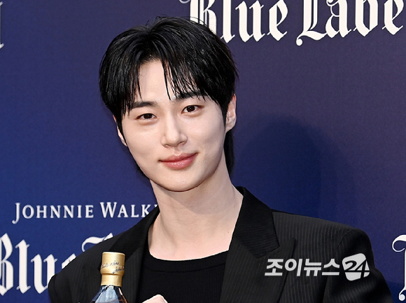 배우 변우석이 21일 서울 용산구 한남동 낫배드커피 한남에서 열린 조니워커 '더 블루로드:루트 투 석세스' 팝업 오프닝 행사에 참석해 포즈를 취하고 있다. [사진=곽영래 기자]