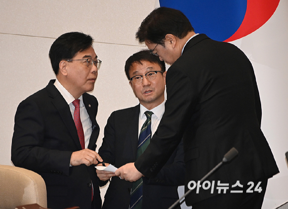 우원식 국회의장과 한병도 더불어민주당 원내대표, 송언석 국민의힘 원내대표가 12일 서울 여의도 국회에서 열린 본회의에서 대화를 나누고 있다. [사진=곽영래 기자]