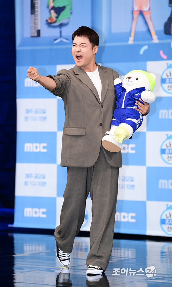방송인 전현무가 4일 오후 서울 마포구 MBC 골든마우스홀에서 열린 MBC '나 혼자 산다' 10주년 기념 기자간담회에서 포즈를 취하고 있다. [사진=정소희 기자]