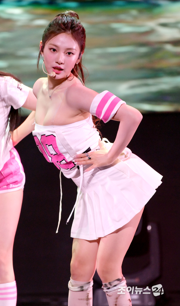 걸그룹 에스파 닝닝이 8일 오후 서울 강남구 삼성동 인터컨티넨텔 서울 코엑스 오디토리움에서 열린 에스파(aespa) 세번째 미니앨범 'MY WORLD' 컴백 기자간담회에 참석해 타이틀곡 '스파이시'(Spicy) 무대를 선보이고 있다. [사진=정소희 기자]