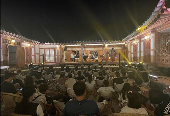 시민들이 논산한옥마을에서 열린 음악공연을 관람하고 있다. [사진=논산시]