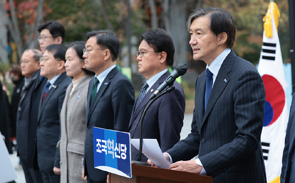 조국혁신당 조국 대표가 20일 오전 서울 종로구 광화문광장 이순신 장군 동상 앞에서 열린 윤석열 대통령 탄핵소추안 초안 공개 기자회견에서 발언하고 있다. 2024.11.20 [사진=연합뉴스]