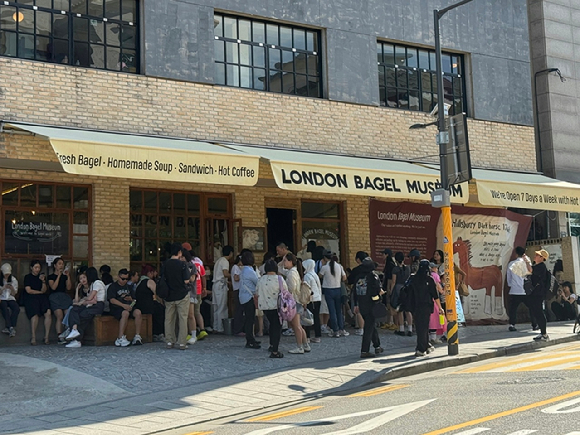 런던베이글뮤지엄 매장 전경. [사진=엘비엠]