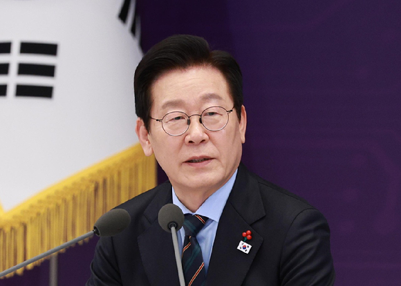 이재명 대통령이 10일 용산 대통령실에서 열린 AI 시대의 K-반도체 비전과 육성전략 보고회에서 발언하고 있다. 2025.12.10 [사진=연합뉴스]