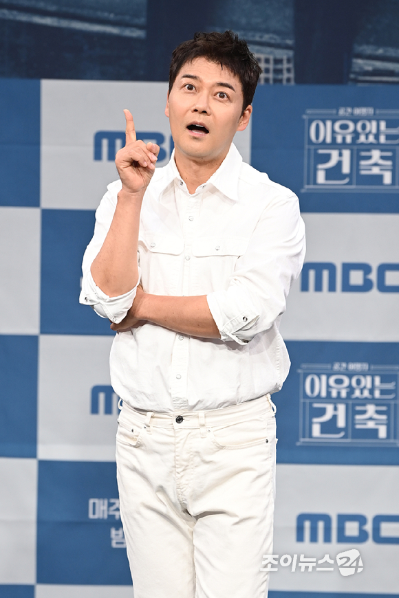 방송인 전현무가 21일 오후 서울 마포구 상암동 MBC에서 열린 MBC 새 교양프로그램 '이유 있는 건축-공간 여행자' 제작발표회에 참석해 포즈를 취하고 있다. [사진=문수지 기자]