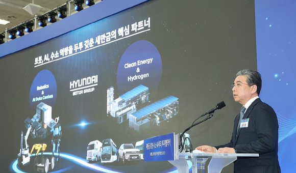 이재명 대통령이 27일 전북 군산새만금컨벤션센터에서 열린 새만금 로봇&middot;수소&middot;AI 시티 투자협약식에서 축사를 마친 뒤 정의선 현대차그룹 회장과 악수하고 있다. [사진=연합뉴스]