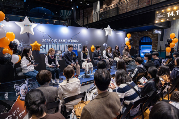 지난해 11월 서울 용산구 CGV용산아이파크몰에서 열린 CJ도너스캠프 문화동아리 영상미디어 부문 쇼케이스에서 청소년들이 관객과의 대화를 진행했다. [사진=CJ나눔재단]