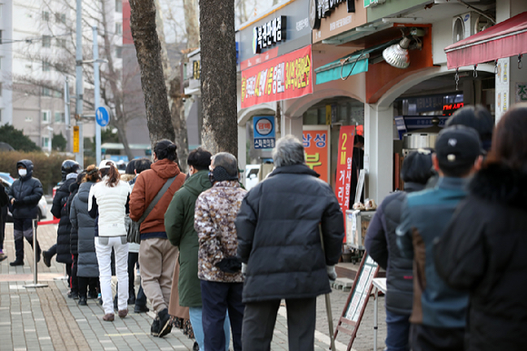 서울 시내의 한 복권판매점에서 시민들이 로또 등 복권을 구입하기 위해 줄을 서고 있다. 기사와는 무관한 사진. [사진=뉴시스]