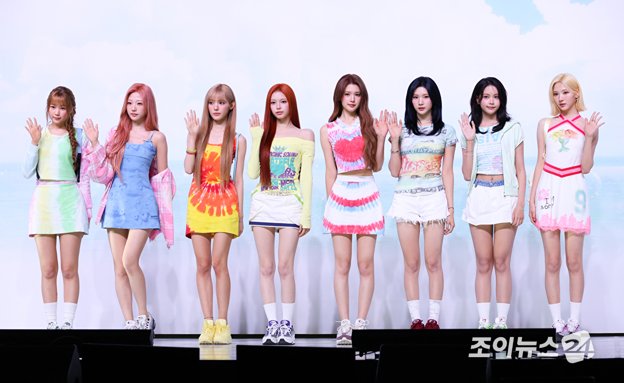 그룹 하츠투하츠가 22일 오후 서울 용산구 한남동 블루스퀘어에서 열린 하츠투하츠(Hearts2Hearts) 두 번째 미니앨범 '레몬탱'(Lemon Tang) 발매 기념 미디어 쇼케이스에 참석해 포즈를 취하고 있다. [사진=문수지 기자]