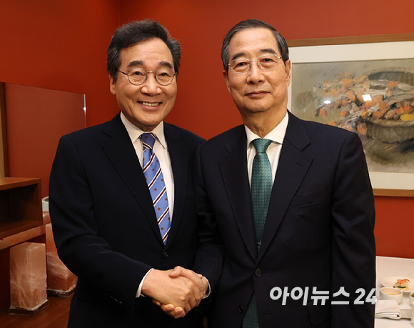 한덕수 무소속 대통령선거 예비후보(오른쪽)와 이낙연 전 국무총리가 6일 오전 서울 중구 한 음식점에서 오찬 회동을 갖고 있다. [사진=정소희 기자]