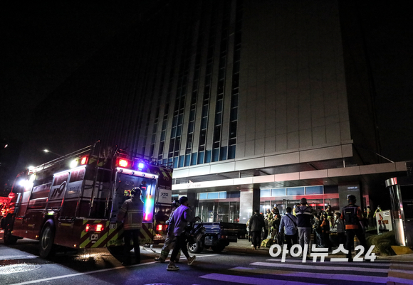 SK C&C 판교 데이터센터에 화재가 발생한 15일 오후 경기도 성남시 판교 SK C&C 판교 데이터센터 앞에서 소방관들이 분주하게 이동하고 있다. [사진=뉴시스]