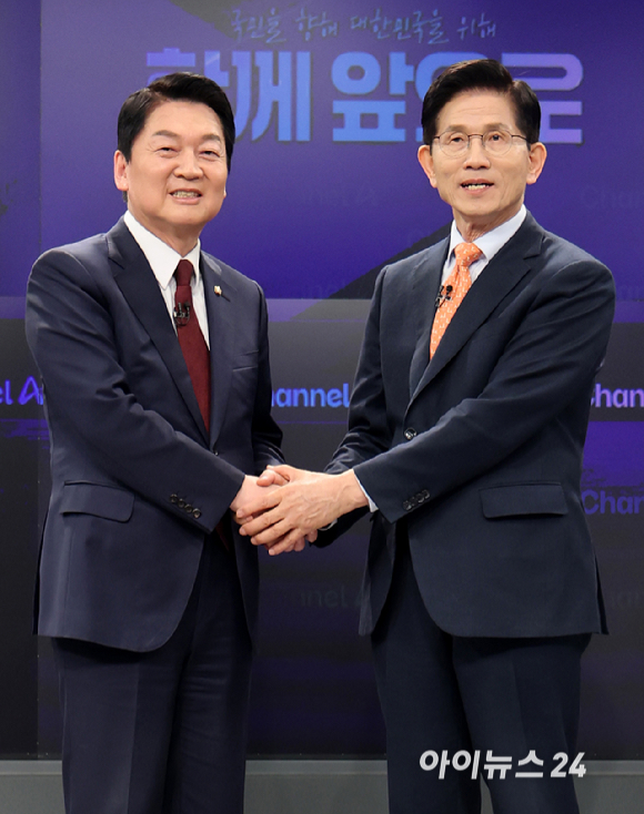 24일 오후 종로 동아미디어센터 채널A 스튜디오에서 국민의힘 대선 2차 경선 진출자인 안철수, 김문수 후보가 토론 전 악수를 하고 있다. [사진=국회사진취재단]