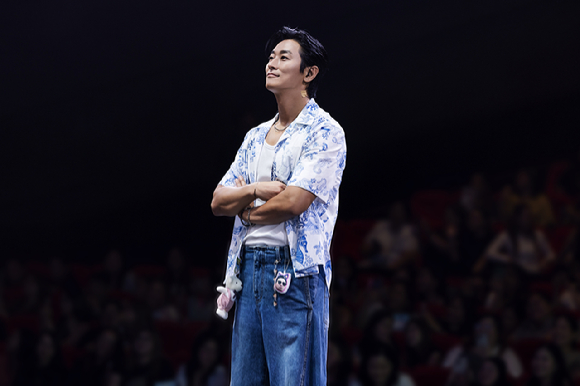 배우 주지훈이 마닐라 팬미팅에서 팬들을 만나고 있다. [사진=블리츠웨이엔터테인먼트]