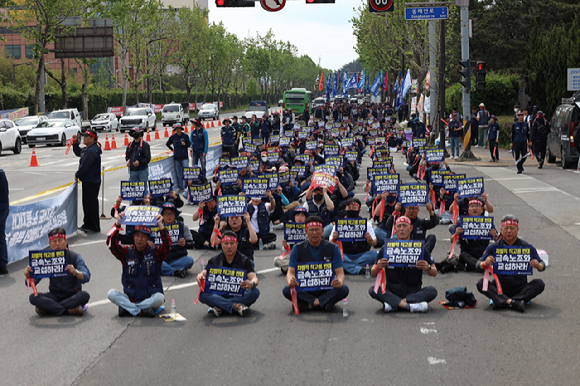 전국금속노동조합 조합원 500여명이 12일 오전 10시 경북 포항 포스코 본사 앞 사거리에서 원청교섭을 요구하는 결의대회를 진행하고 있다. [사진=전국금속노동조합]