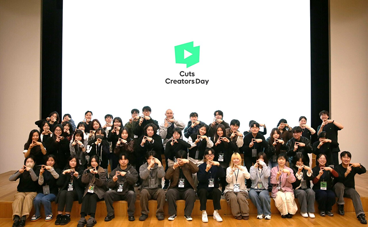 3일 경기 성남시 네이버웹툰 사옥에서 열린 숏폼(짧은 영상) 애니메이션 서비스 컷츠 창작자 대상 간담회 '컷츠 크리에이터스 데이'에서 참석자들이 기념 사진을 찍고 있다. [사진=네이버웹툰]