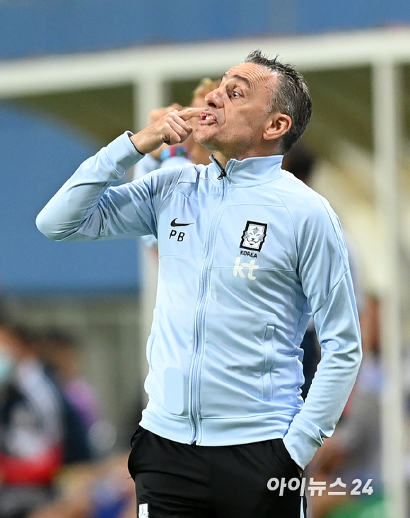 한국 파울루 벤투 감독이 6일 오후 대전월드컵경기장에서 열린 대한민국과 칠레의 친선경기에서 작전 지시를 하고 있다. [사진=김성진 기자]