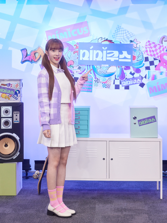 그룹 우아 나나가 22일 온라인으로 진행된 플레이리스트 드라마 '미미쿠스' 제작발표회에 참석해 포즈를 취하고 있다. [사진=플레이리스트]