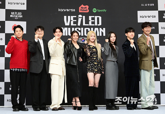 (왼쪽부터) 이홍희 PD-신용재-몬스타엑스 기현-에일리-키스오브라이프 벨-볼빨간사춘기 안지영-폴킴-최다니엘이 12일 오후 서울 양천구 목동 SBS사옥에서 열린 SBS 스튜디오 프리즘 신규 예능 '베일드 뮤지션' 한국편 제작발표회에 참석하고 있다. [사진=정소희 기자]