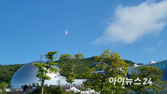 한국형발사체 누리호가 25일 오후 고흥 나로우주센터 제2발사대에 기립했다. 우주로 'GO!'만 기다리고 있다. 별 문제가 없다면 27일 새벽 1시 전후로 발사한다. [사진=우주청]