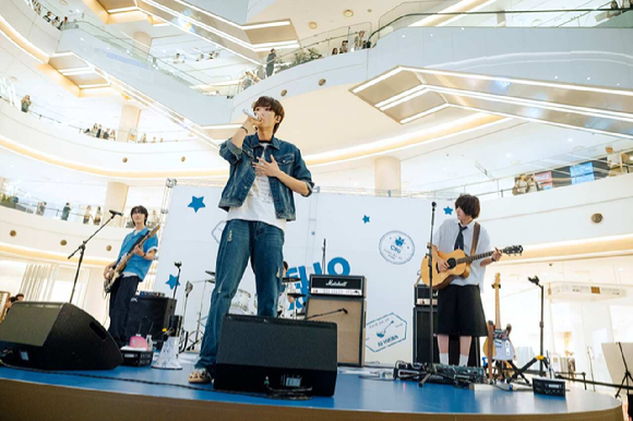 밴드 에이엠피가 'HELLO AxMxP'(헬로 에이엠피) 발매 기념 버스킹을 진행하고 있다. [사진=FNC엔터테인먼트]