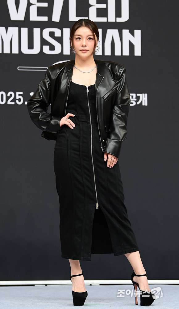 가수 에일리가 12일 오후 서울 양천구 목동 SBS사옥에서 열린 SBS 스튜디오 프리즘 신규 예능 '베일드 뮤지션' 한국편 제작발표회에 참석하고 있다. [사진=정소희 기자]