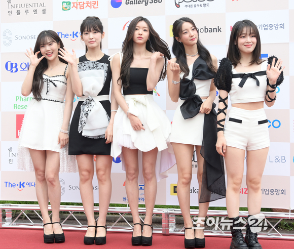 그룹 오마이걸이 21일 오후 서울 장충동 크레스트72에서 열린 2022 방송광고 페스티벌 시상식에 참석해 포즈를 취하고 있다. [사진=정소희 기자]