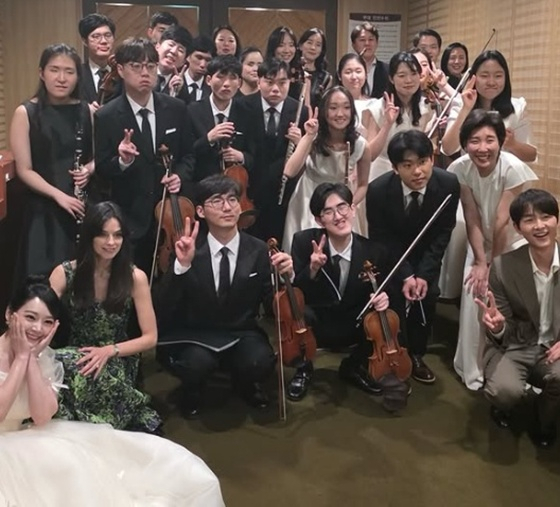 뮤지컬 배우 김소현이 송중기 아내 케이티 루이스 사운더스를 만나 놀라워하고 있다. [사진=김소현 인스타그램]