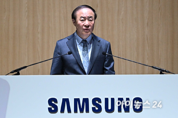 의장을 맡은 전영현 삼성전자 대표이사 부회장 겸 DS부문장이 18일 오전 경기 수원시 수원컨벤션센터에서 열린 제57기 정기 주주총회에서 인사말을 하고 있다. [사진=곽영래 기자]